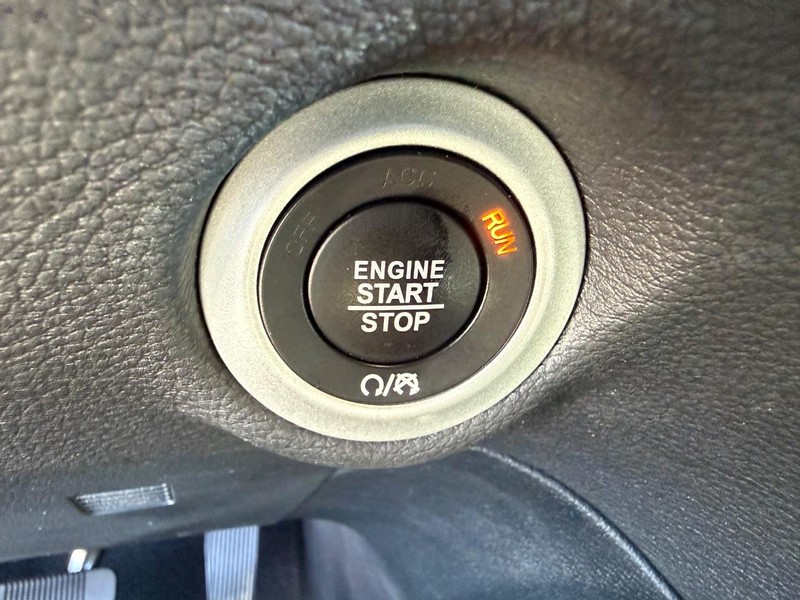 Chrysler Pacifica Vehicle Full-screen Gallery Image 18