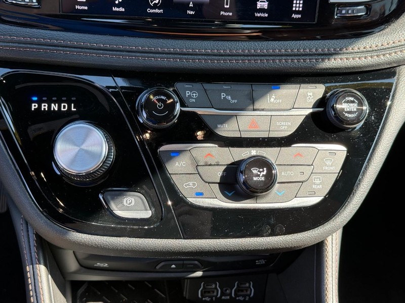 Chrysler Pacifica Vehicle Full-screen Gallery Image 21