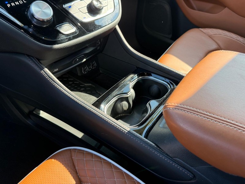 Chrysler Pacifica Vehicle Full-screen Gallery Image 22