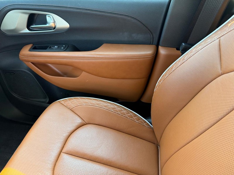 Chrysler Pacifica Vehicle Full-screen Gallery Image 23