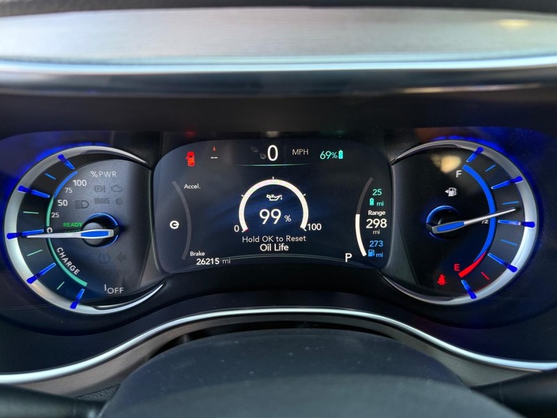 Chrysler Pacifica Vehicle Full-screen Gallery Image 24