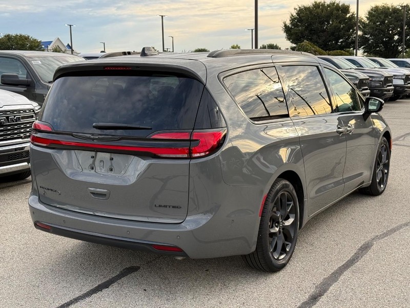 Chrysler Pacifica Vehicle Full-screen Gallery Image 03
