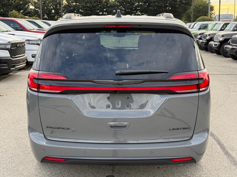 Chrysler Pacifica Vehicle Full-screen Gallery Image 04
