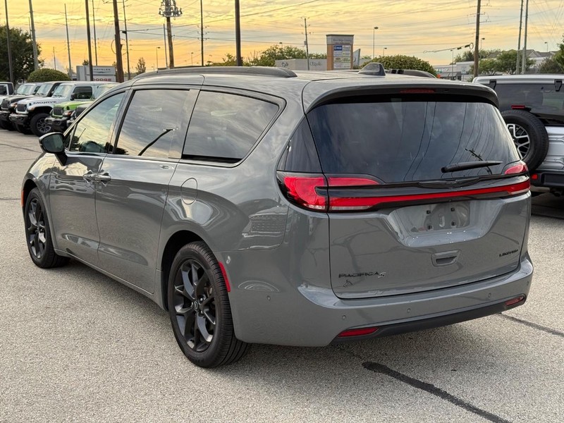Chrysler Pacifica Vehicle Full-screen Gallery Image 05