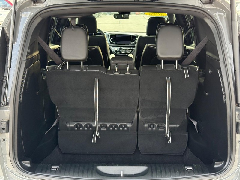 Chrysler Pacifica Vehicle Full-screen Gallery Image 07