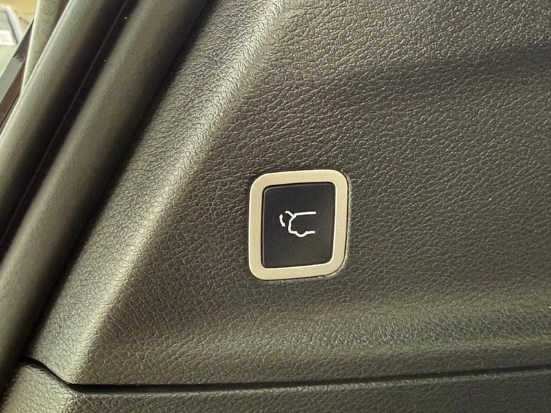 Chrysler Pacifica Vehicle Full-screen Gallery Image 08
