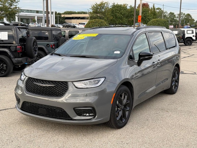 Chrysler Pacifica Vehicle Full-screen Gallery Image 09