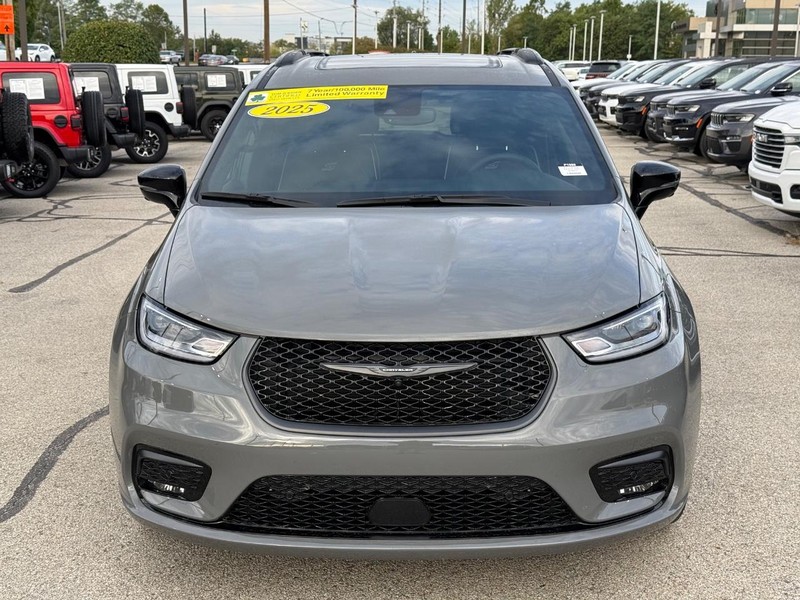 Chrysler Pacifica Vehicle Full-screen Gallery Image 10
