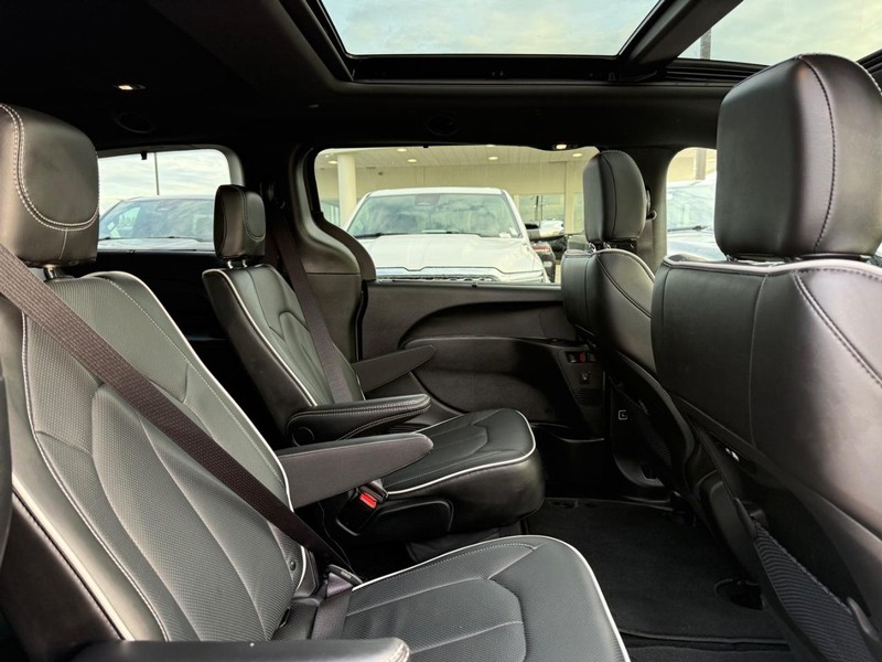 Chrysler Pacifica Vehicle Full-screen Gallery Image 11