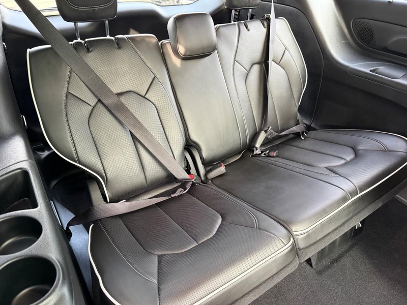Chrysler Pacifica Vehicle Full-screen Gallery Image 12