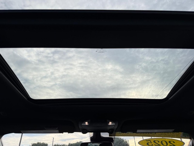 Chrysler Pacifica Vehicle Full-screen Gallery Image 13
