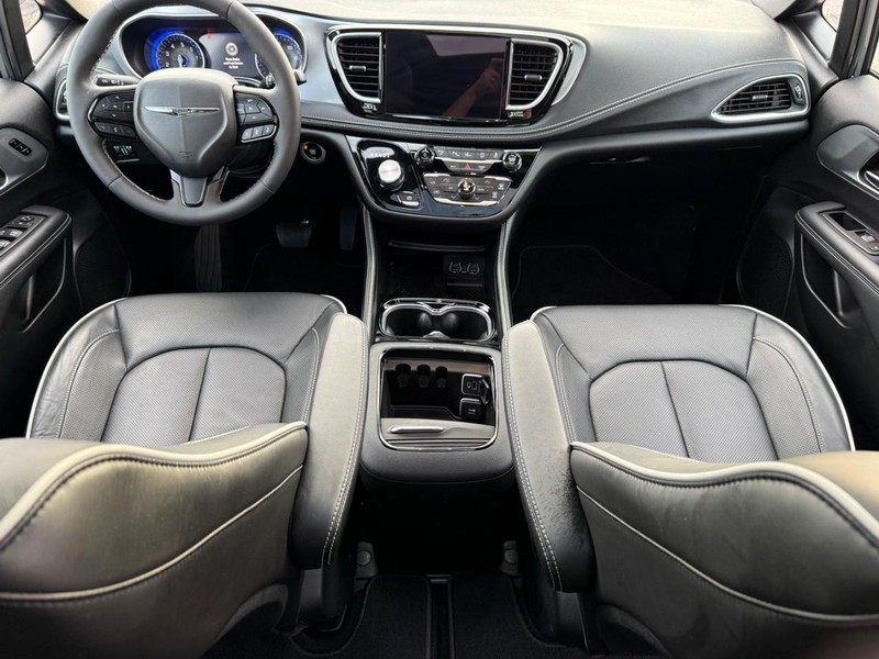 Chrysler Pacifica Vehicle Full-screen Gallery Image 14
