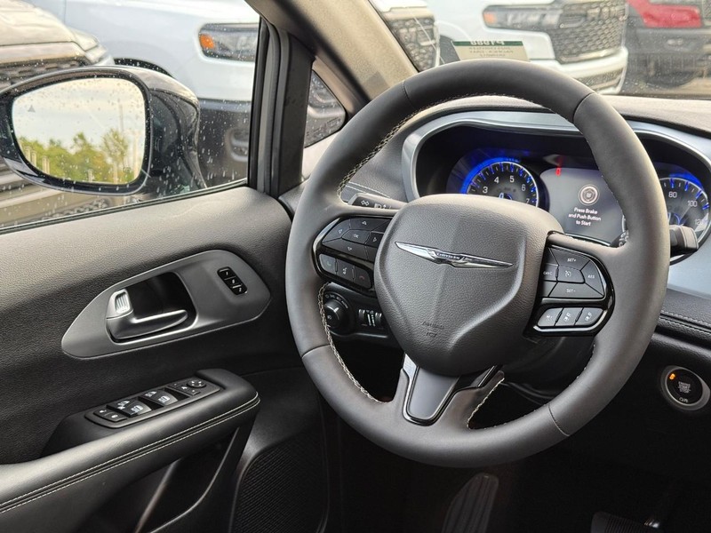 Chrysler Pacifica Vehicle Full-screen Gallery Image 15