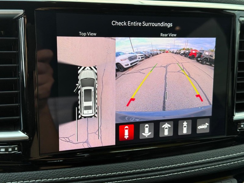Chrysler Pacifica Vehicle Full-screen Gallery Image 20