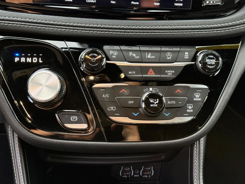 Chrysler Pacifica Vehicle Full-screen Gallery Image 21