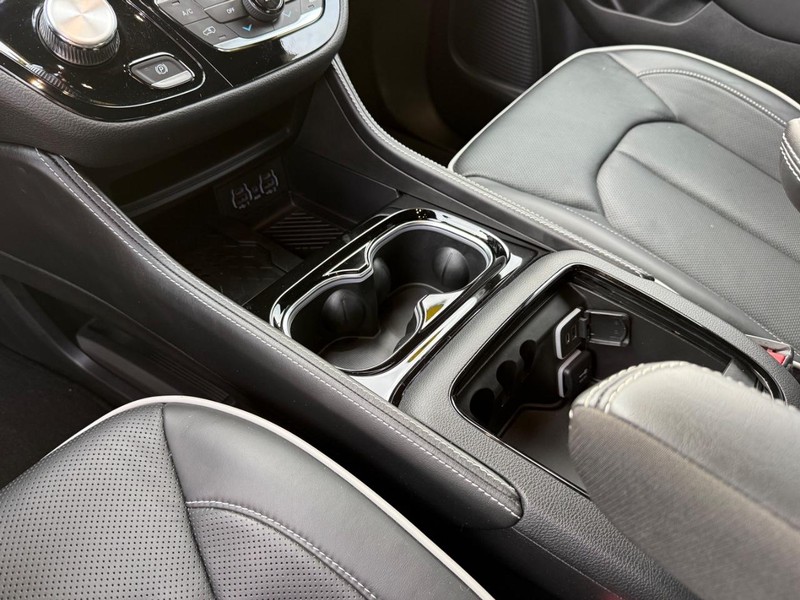 Chrysler Pacifica Vehicle Full-screen Gallery Image 22