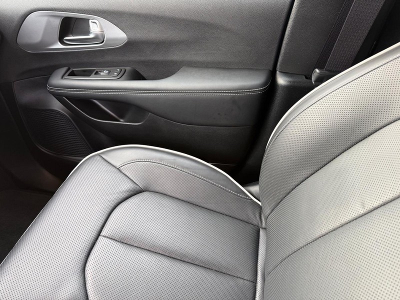 Chrysler Pacifica Vehicle Full-screen Gallery Image 23