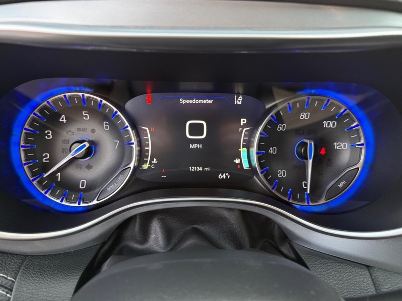 Chrysler Pacifica Vehicle Full-screen Gallery Image 24