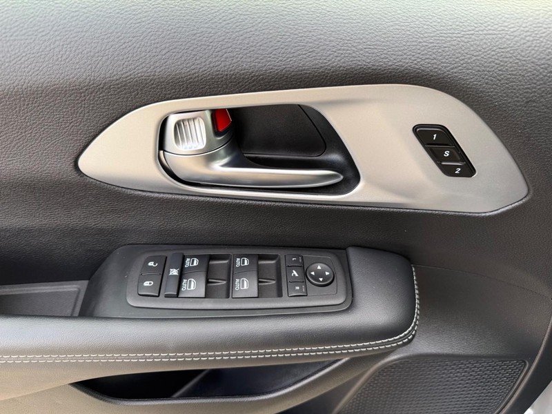 Chrysler Pacifica Vehicle Full-screen Gallery Image 26