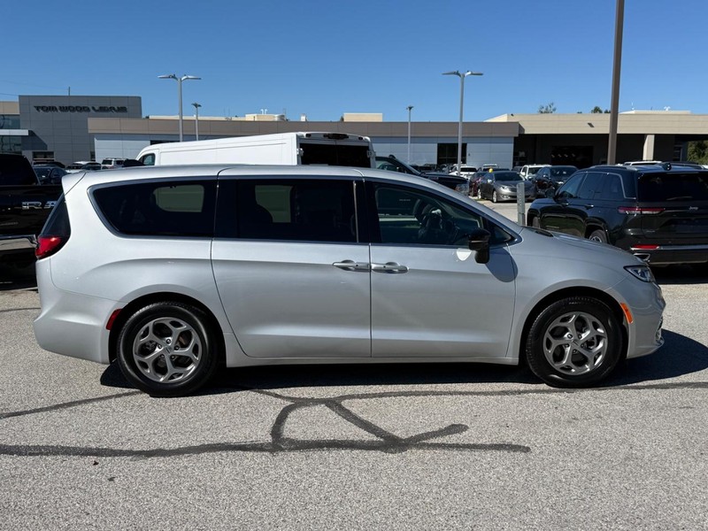 Chrysler Pacifica Vehicle Full-screen Gallery Image 02