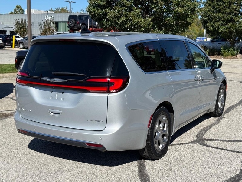 Chrysler Pacifica Vehicle Full-screen Gallery Image 03