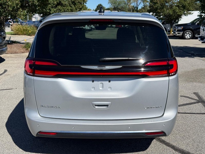 Chrysler Pacifica Vehicle Full-screen Gallery Image 04