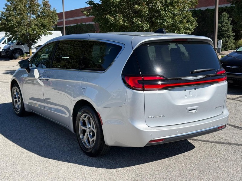 Chrysler Pacifica Vehicle Full-screen Gallery Image 05