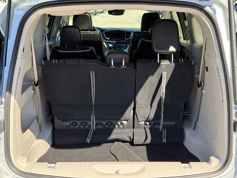 Chrysler Pacifica Vehicle Full-screen Gallery Image 07