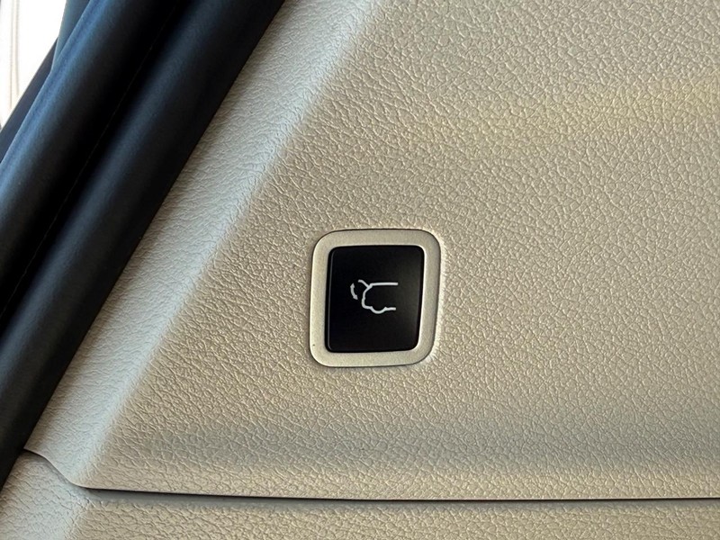 Chrysler Pacifica Vehicle Full-screen Gallery Image 08