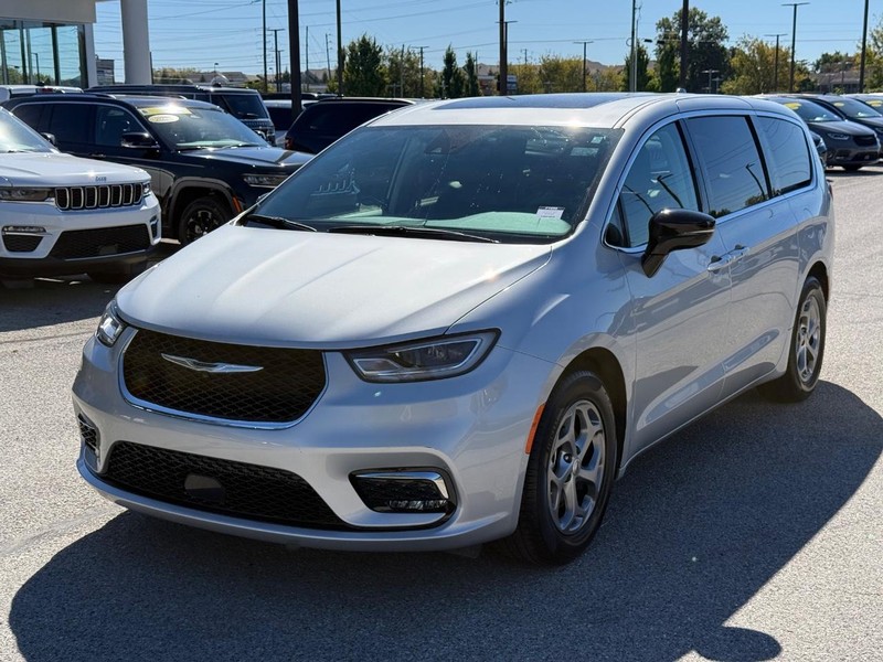 Chrysler Pacifica Vehicle Full-screen Gallery Image 09