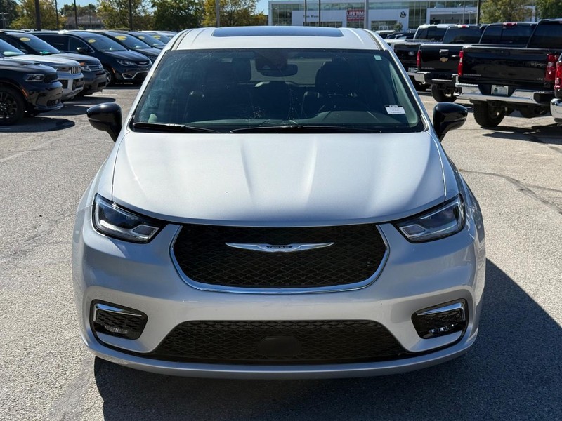 Chrysler Pacifica Vehicle Full-screen Gallery Image 10