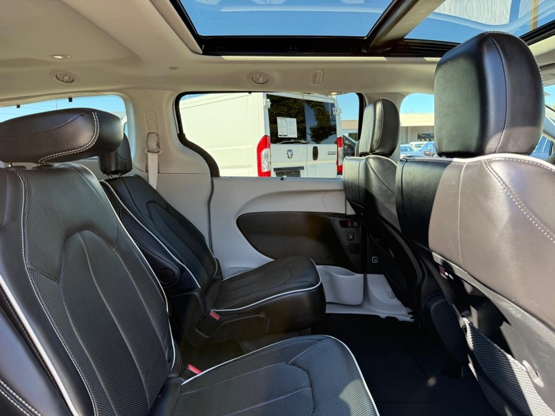 Chrysler Pacifica Vehicle Full-screen Gallery Image 11