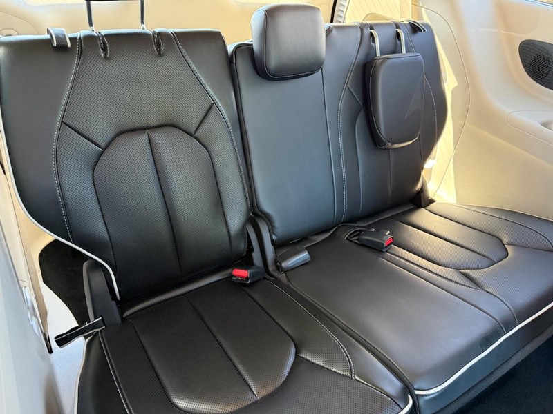 Chrysler Pacifica Vehicle Full-screen Gallery Image 12