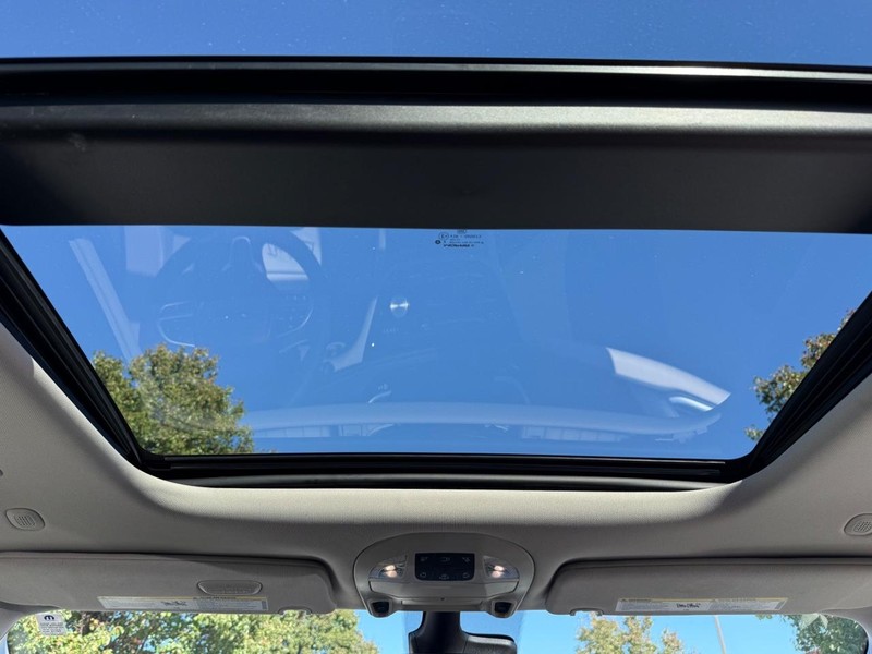 Chrysler Pacifica Vehicle Full-screen Gallery Image 13