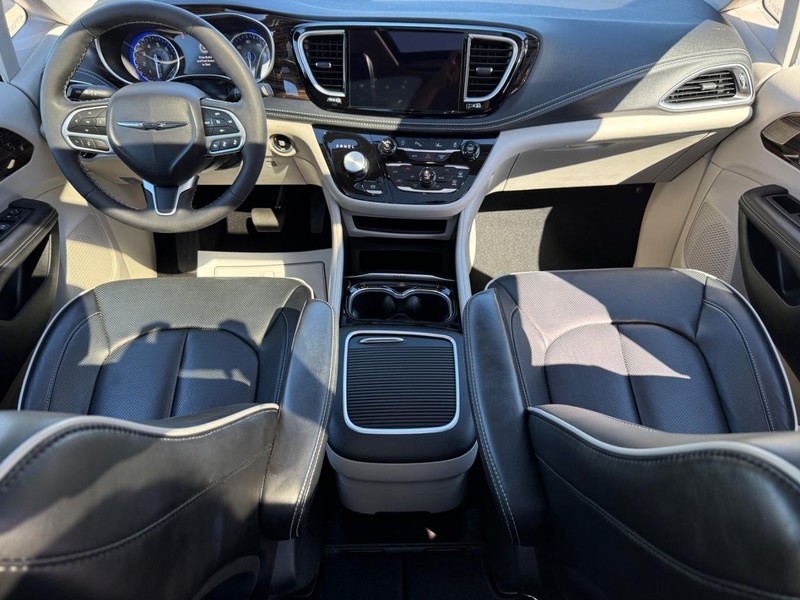 Chrysler Pacifica Vehicle Full-screen Gallery Image 14