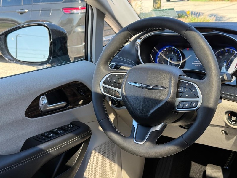 Chrysler Pacifica Vehicle Full-screen Gallery Image 15