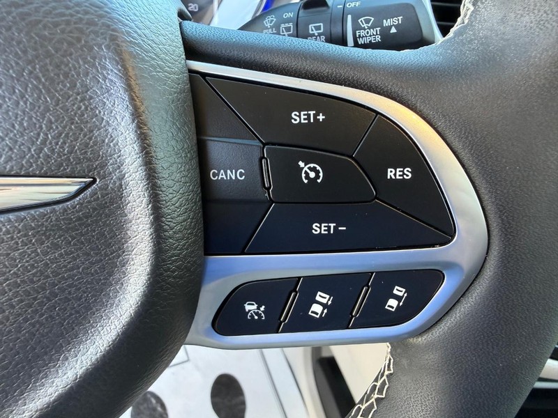 Chrysler Pacifica Vehicle Full-screen Gallery Image 17