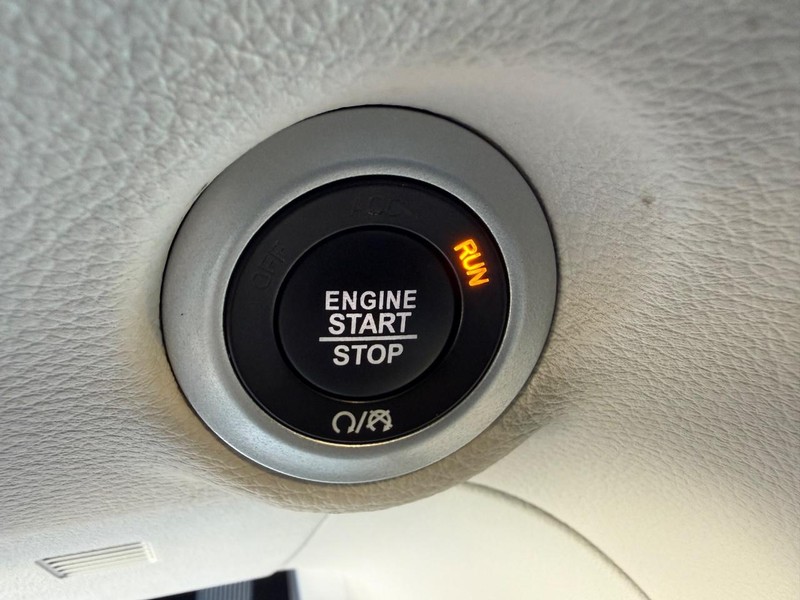 Chrysler Pacifica Vehicle Full-screen Gallery Image 18