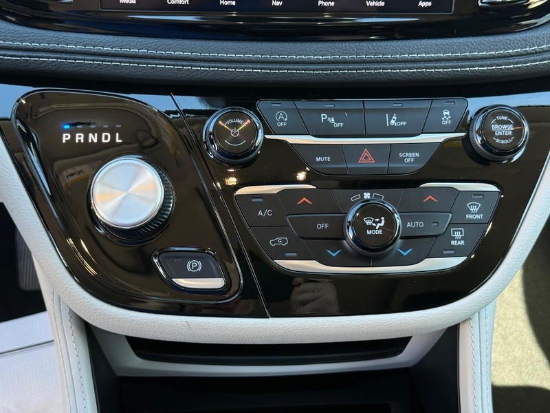 Chrysler Pacifica Vehicle Full-screen Gallery Image 21