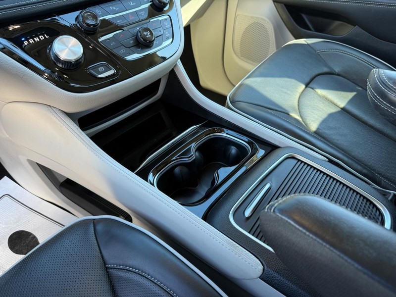 Chrysler Pacifica Vehicle Full-screen Gallery Image 22