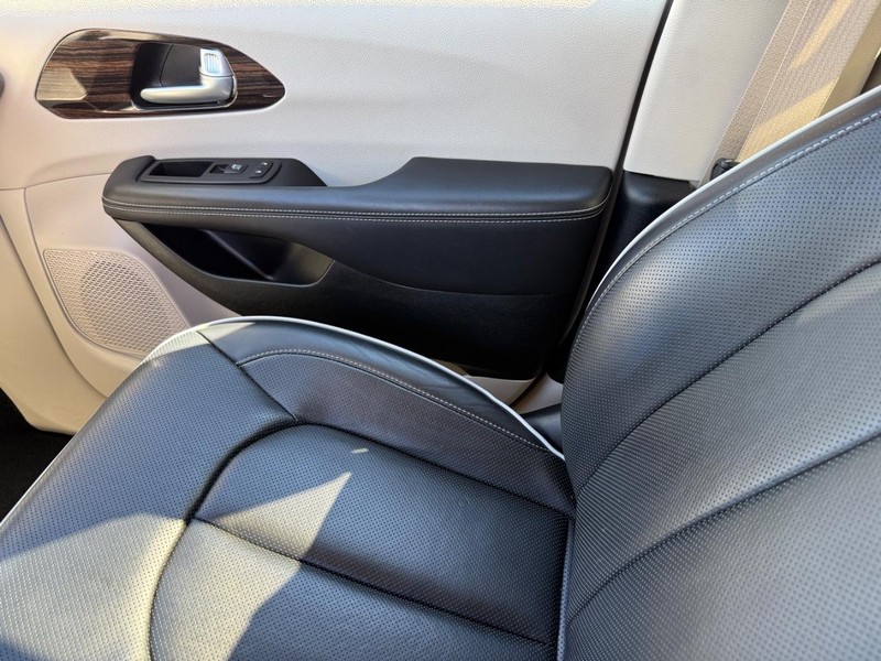 Chrysler Pacifica Vehicle Full-screen Gallery Image 23
