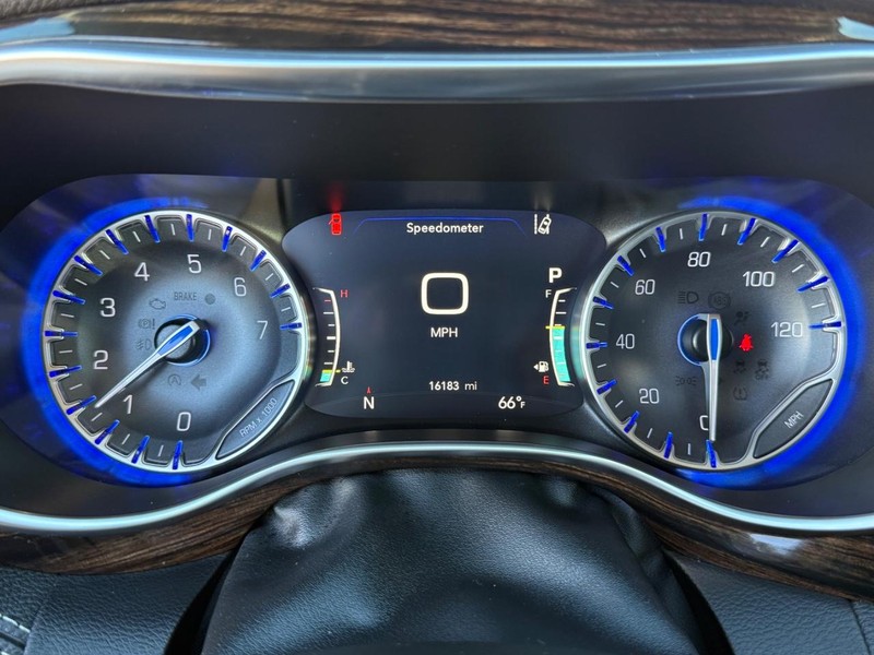 Chrysler Pacifica Vehicle Full-screen Gallery Image 24