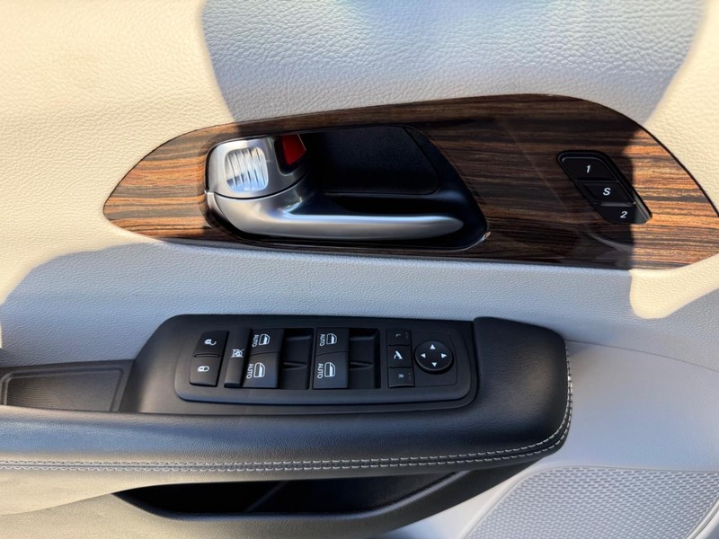 Chrysler Pacifica Vehicle Full-screen Gallery Image 26
