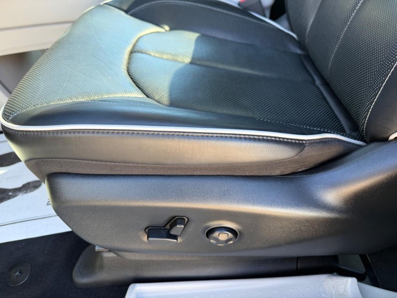 Chrysler Pacifica Vehicle Full-screen Gallery Image 27