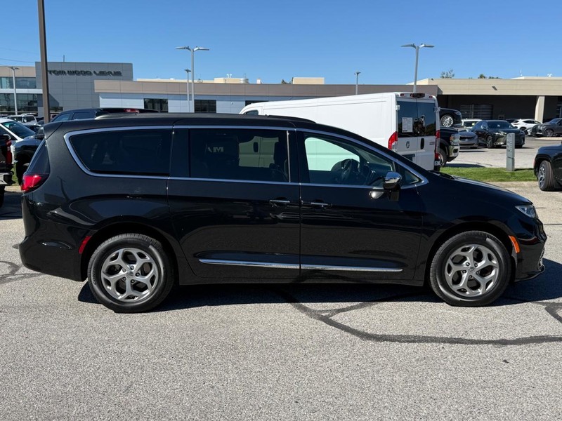Chrysler Pacifica Vehicle Full-screen Gallery Image 02