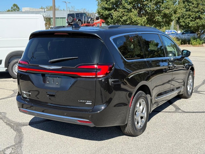 Chrysler Pacifica Vehicle Full-screen Gallery Image 03