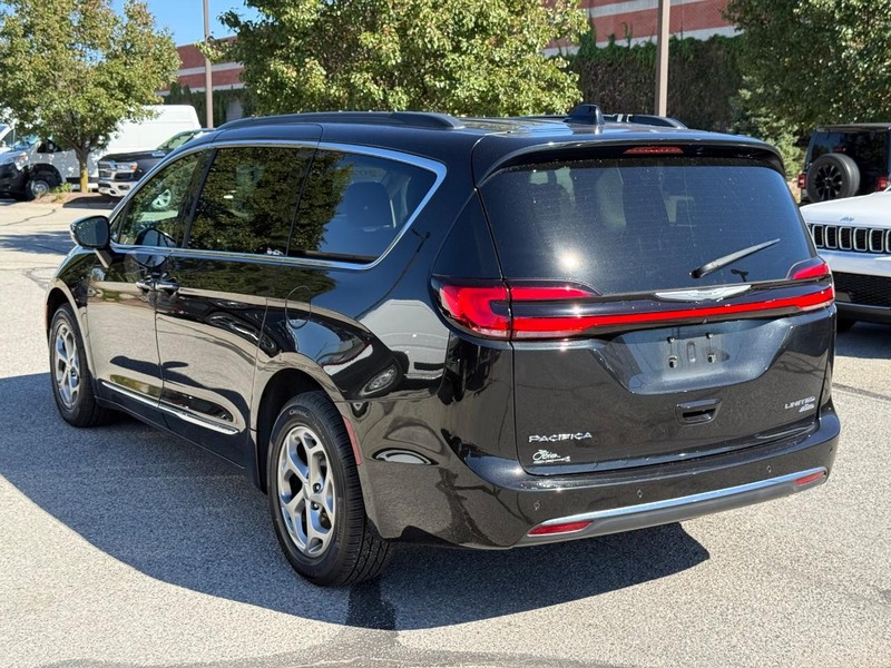 Chrysler Pacifica Vehicle Full-screen Gallery Image 05