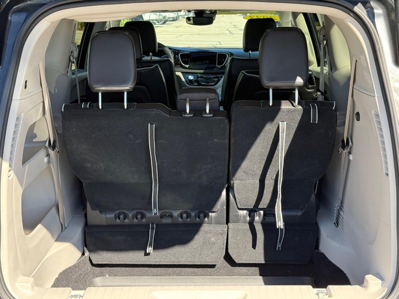 Chrysler Pacifica Vehicle Full-screen Gallery Image 07
