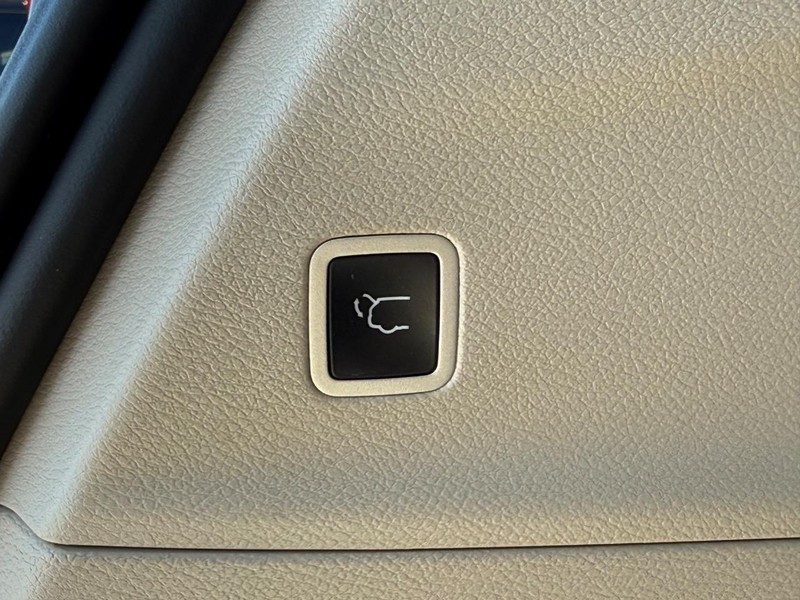 Chrysler Pacifica Vehicle Full-screen Gallery Image 08