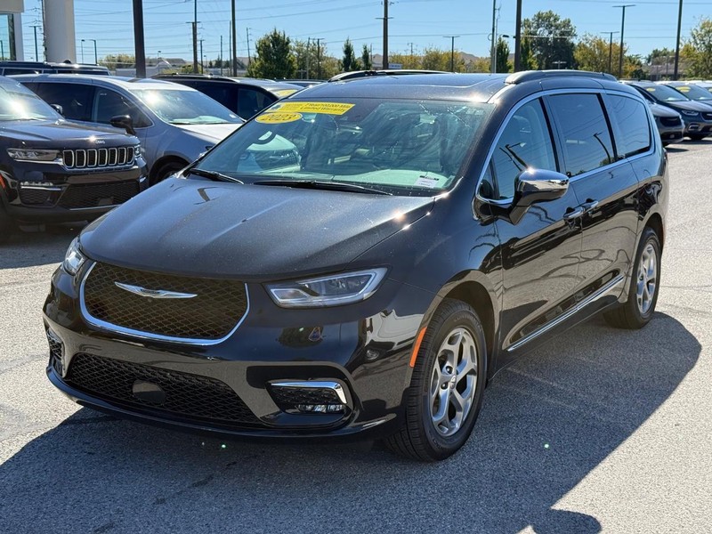 Chrysler Pacifica Vehicle Full-screen Gallery Image 09